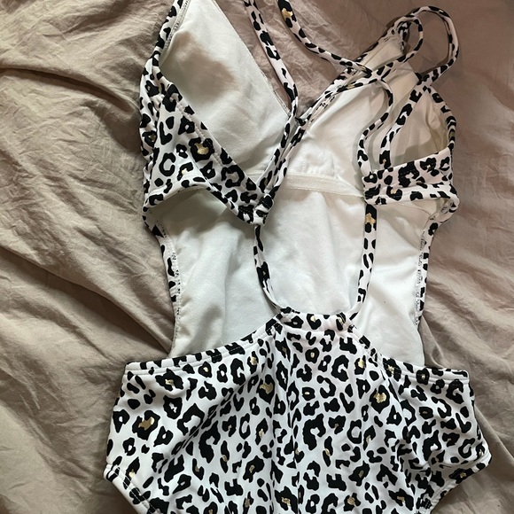 Cut out one piece - Picture 2 of 6